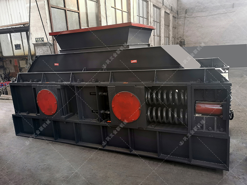 2PG1500x800鵝卵石破碎機設備發往重慶