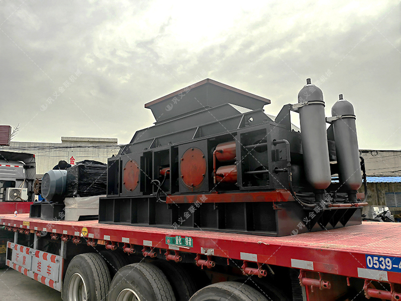 1500x800大型液壓對輥破碎制砂機發貨圖片