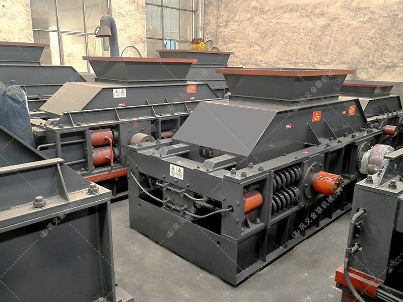 兩臺(tái)超大型半自動(dòng)液壓對(duì)輥制砂機(jī)發(fā)往湖北襄陽(yáng)征戰(zhàn)沙場(chǎng)