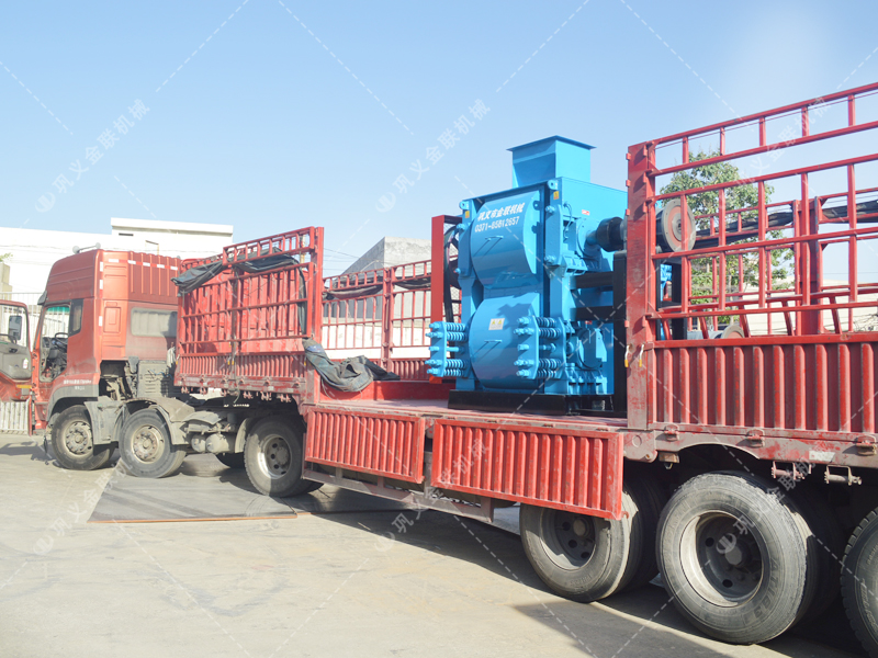 中型四輥破碎機發(fā)貨圖片_發(fā)往河南_破碎河卵石