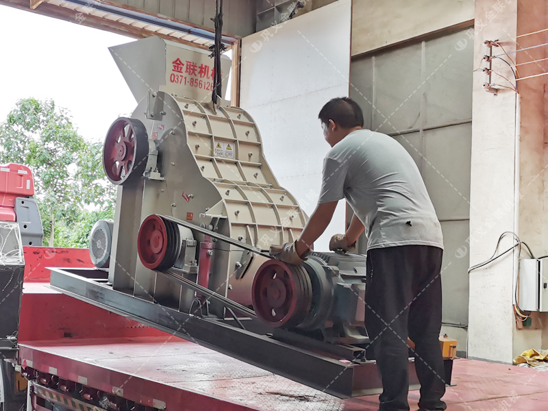 SCF800X800中型雙級粉碎機發貨圖片_發往云南楚雄_磚廠粉碎頁巖和土