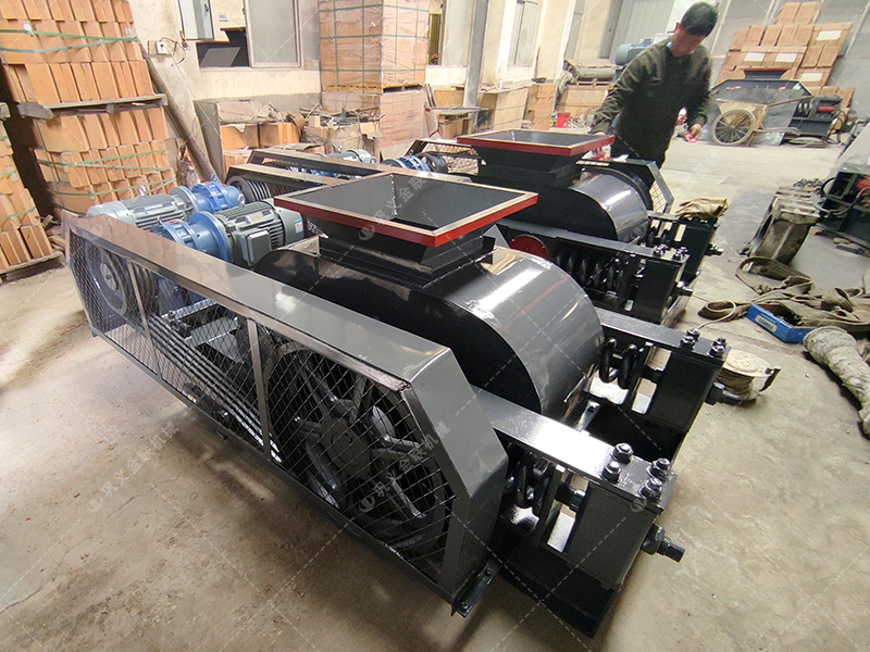 兩臺(tái)小型對(duì)輥破碎機(jī)發(fā)貨圖片_發(fā)往廣東廣西_破碎石英砂