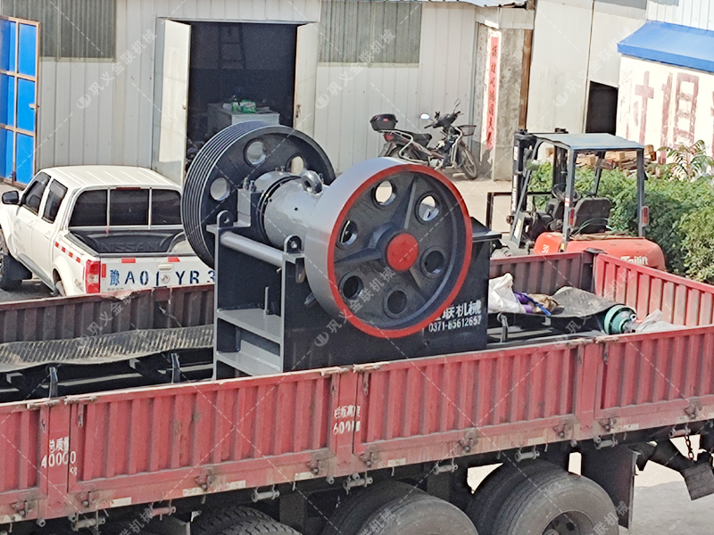 小型對輥機和顎破機發(fā)貨圖片_發(fā)往山東招遠(yuǎn)_破碎青石