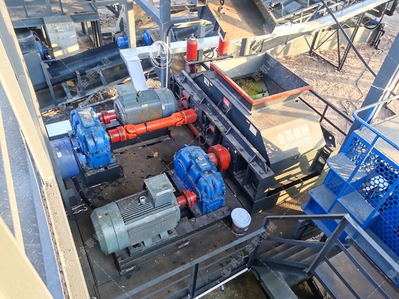 低轉(zhuǎn)速高壓力對輥制砂機，憑什么成為高品質(zhì)機制砂的 “粒形守護(hù)神”？